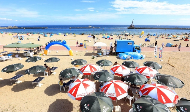新型コロナ禍を経てキッチンカーを使った海の家が現れた＝神戸市須磨区