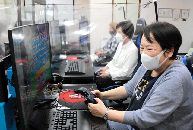 シニア専用ｅスポーツ施設で熱中する利用者ら＝神戸市中央区古湊通１