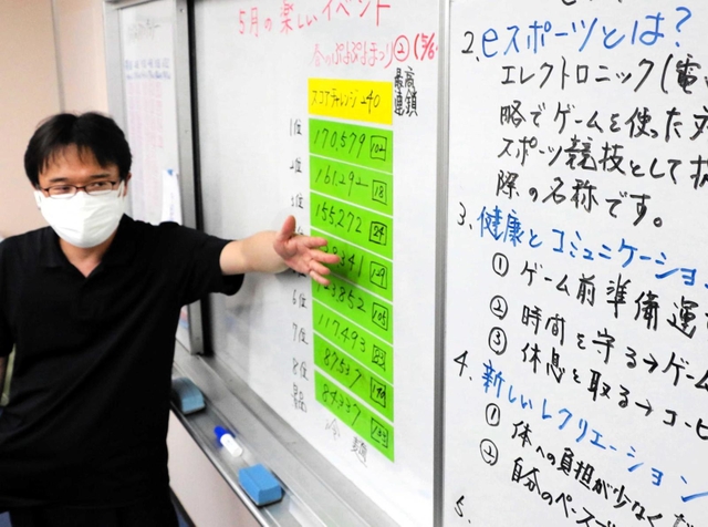 専用施設を運営する梨本浩士さん。お年寄りの健康につながるよう工夫を重ねている＝神戸市中央区古湊通１