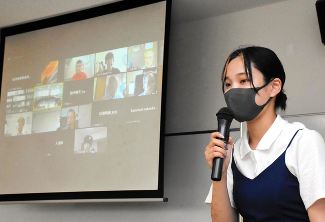 原爆胎内被爆者全国連絡会が主催した集会で、思いを語る関西学院大４年の貞岩しずくさん＝５日午後、広島市東区