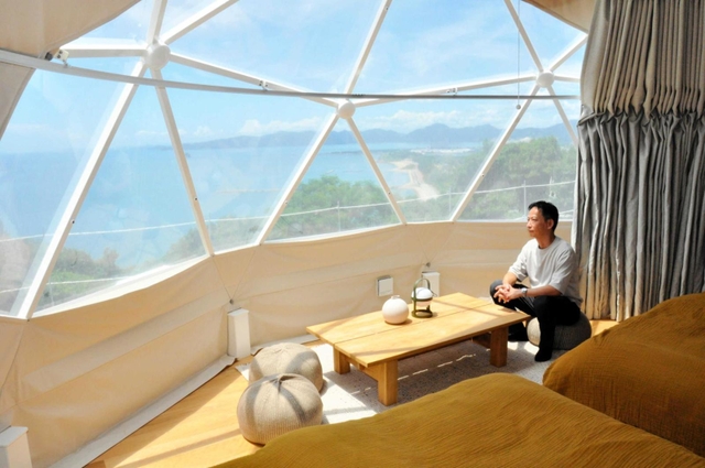 ドームテントの室内。カーテンを開けると瀬戸内海の絶景が広がる＝赤穂市御崎