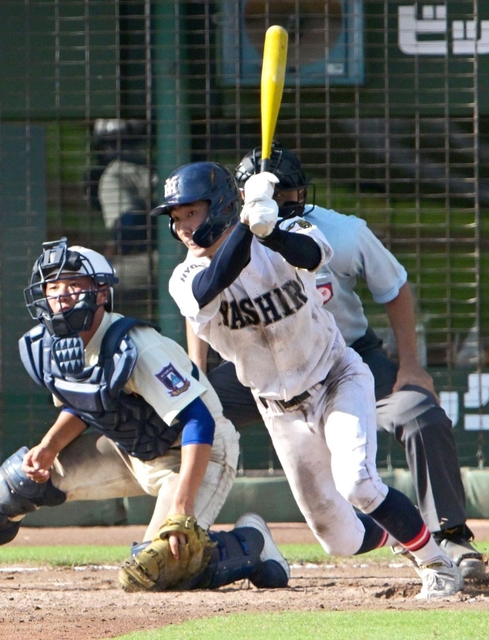 兵庫大会決勝の神戸国際大付戦、１４回表１死二、三塁で、右前に２点適時打を放つ福谷選手＝７月２８日、ほっともっとフィールド神戸