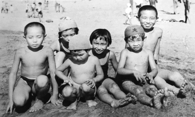 松井清さん（右）ときょうだい。新潟の海に家族で遊びに行った際に撮影された（松井さん提供）