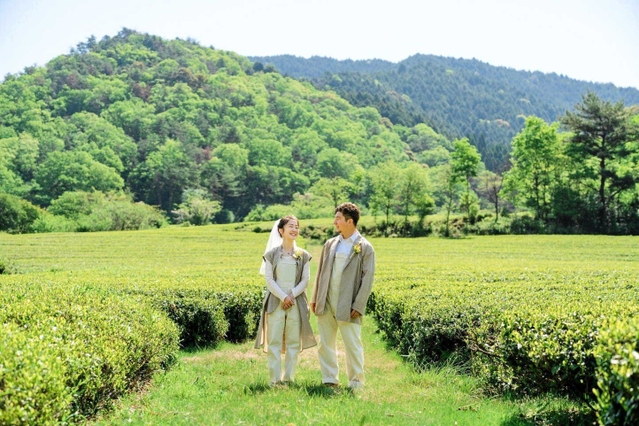 茶畑をバックに愛を誓う野村さん夫妻＝神河町吉冨