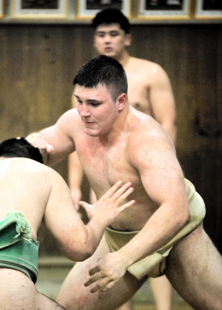 稽古に励むダニーロ・ヤブグシシンさん＝兵庫県西宮市上大市５、報徳学園