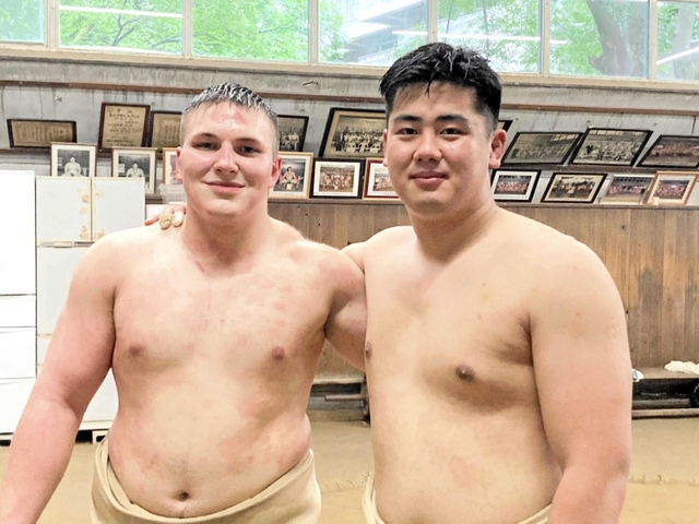 山中新大さんとダニーロ・ヤブグシシンさん＝兵庫県西宮市上大市５、報徳学園