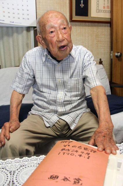 戦争や電話相談員の経験を振り返る細谷寛さん＝神戸市垂水区