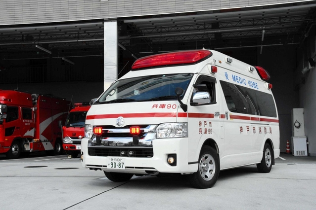 赤色灯を回して出動する、神戸市消防局の救急車＝神戸市内（本文とは関係ありません）