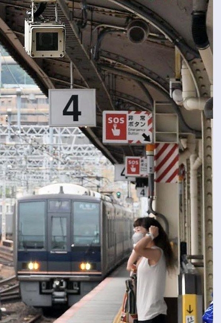 ホームの天井に設置されたスピーカーから接近メロディーが流れる＝神戸市中央区相生町３、ＪＲ神戸駅