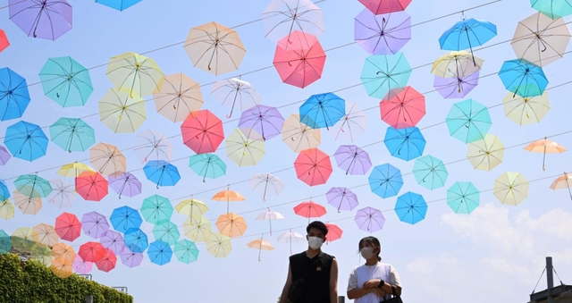 太陽の光を受け色とりどりの傘が輝いた＝淡路市夢舞台（撮影・坂井萌香）