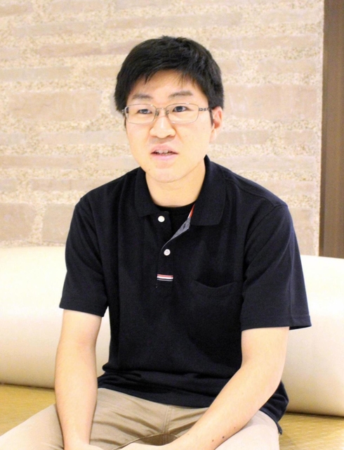 曾祖父への思いを語る松尾恭樹さん＝東京都内
