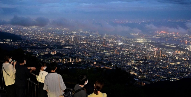 眼下に広がる夜景。涼を求めて訪れる人が見られた＝１６日夜、神戸市灘区摩耶山町