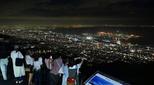 眼下に広がる夜景。涼を求めて訪れる人が見られた＝１６日夜、神戸市灘区摩耶山町
