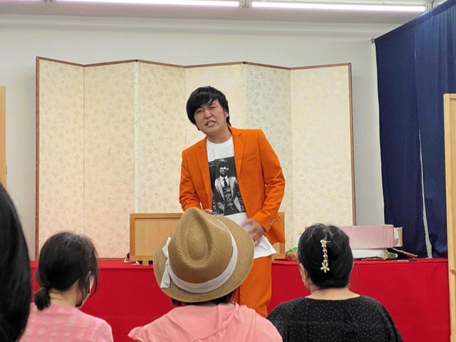 ネタを披露するふじいもやしさん＝七福座
