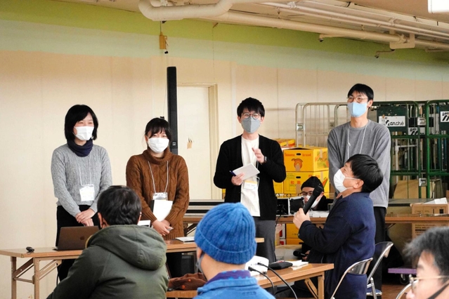 駅西地区の活性化案を発表する三木健司さん（右奥）ら「ひめじ基地」メンバーたち＝姫路市南町