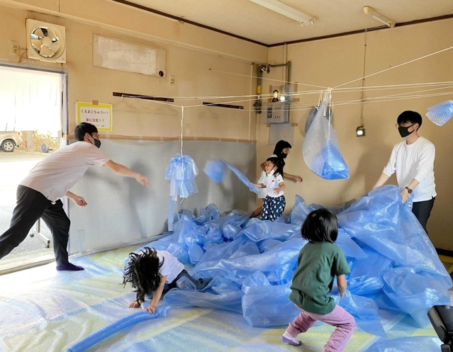 「プチプチ」を使って遊ぶ子どもたち＝姫路市久保町