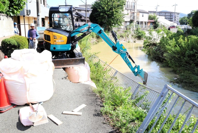 大雨の影響で道路とガードレールが損傷した市道＝川西市平野２