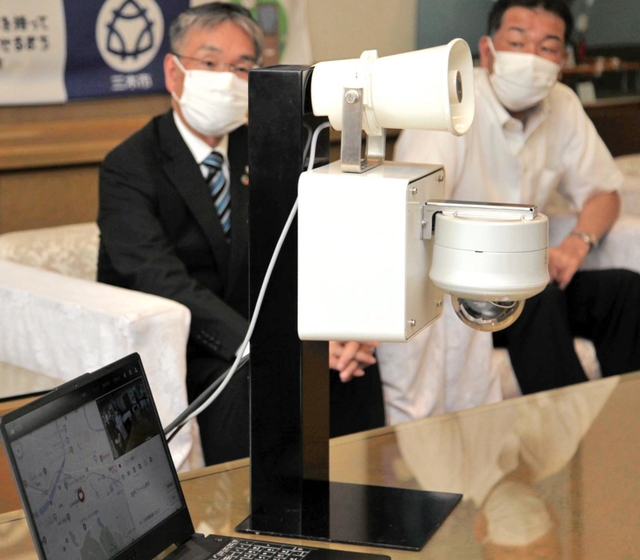 児童が履く靴からのデータを受信して音声を出すスピーカー＝三木市役所
