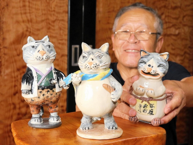 童話の主人公マルを題材にした陶芸作品を手にする森本秀男さん＝加東市上中