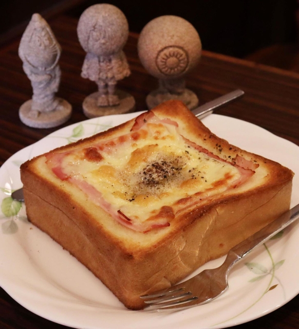 初音屋の「目玉のおやじトースト」。５５０円＝西宮市津門川町