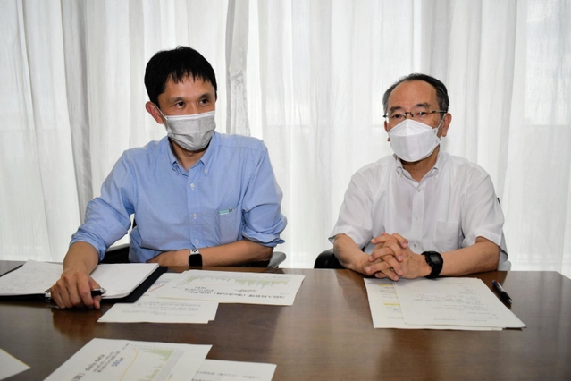 日本の小児医療の「貧困」を訴える兵庫県立こども病院の飯島一誠院長（右）と笠井正志・感染症内科部長＝神戸市中央区港島南町１