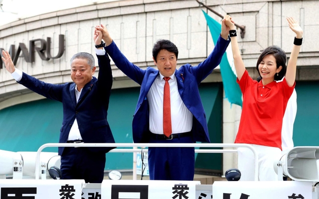 神戸で日本維新の会代表選の街頭演説会を行った候補者たち。左から馬場伸幸氏、足立康史氏、梅村みずほ氏＝２１日午後、神戸市中央区（撮影・鈴木雅之）