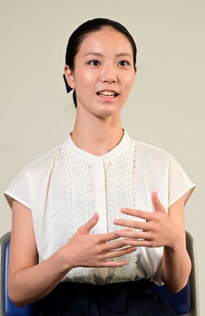 祖父の戦争体験を胸に「戦争の悲しさを感じてもらえれば」と話す仲村佑奈さん＝神戸新聞社（撮影・中西幸大）