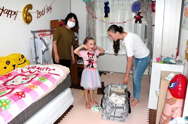 市営住宅に入居したウクライナの親子ら＝神戸市東灘区