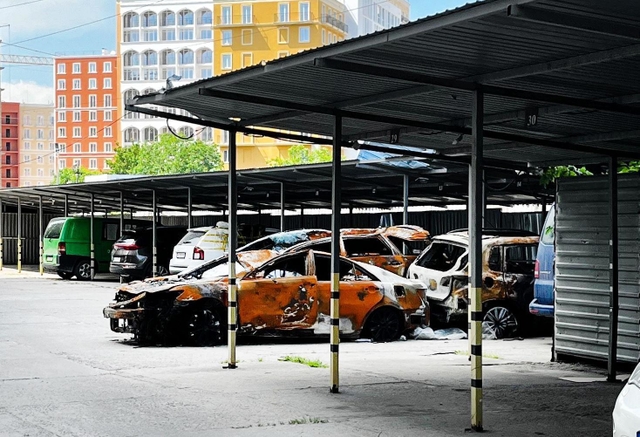 ミサイルの爆撃を受けた駐車場。船越さんの実家から歩いて数分の距離にある＝５月、ウクライナ南部オデッサ（船越さん提供）