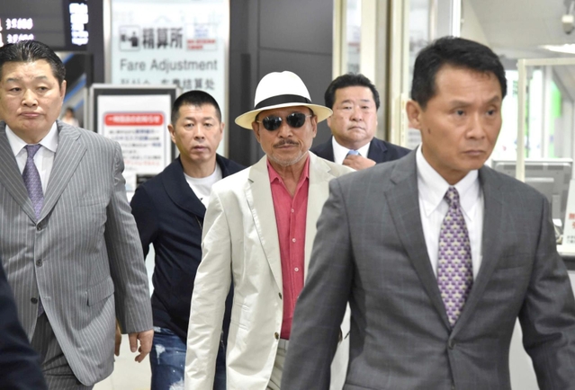 組員に囲まれて移動する山口組の篠田建市（通称司忍）組長（中央）ら＝２０１６年７月２９日、ＪＲ新神戸駅