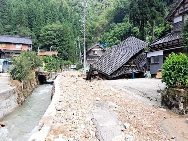 豪雨の影響で崩れた家屋＝８月２１日、石川県小松市（被災地ＮＧＯ恊働センター提供）