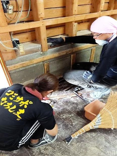 被災家屋で作業するボランティアら＝８月２１日、石川県小松市（被災地ＮＧＯ恊働センター提供）