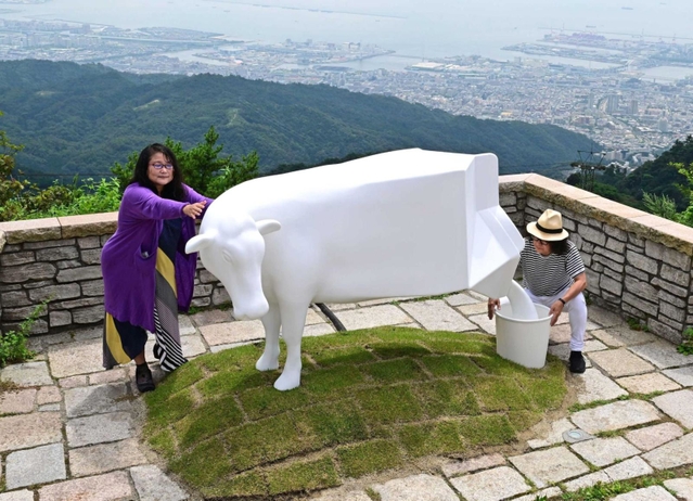 「ｋａｍｍｙ＋ＯＫ！」による作品「六甲山の乳搾り」。美しい眺望とともに鑑賞できる＝神戸市灘区六甲山町、六甲ガーデンテラス（撮影・中西幸大）
