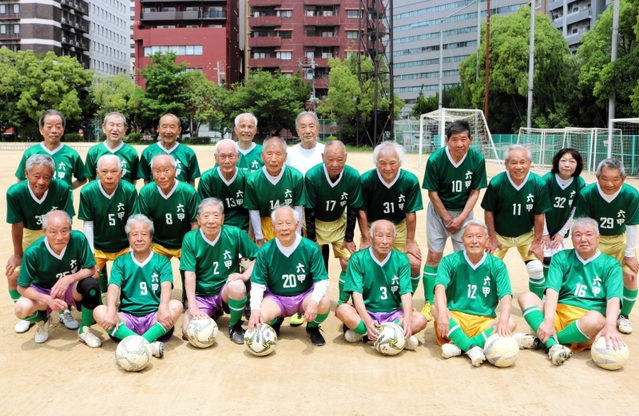 平均年齢８０歳超のサッカーチーム「六甲クラブ」のメンバー＝神戸市中央区八幡通２、磯上公園グラウンド