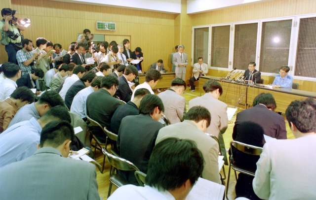 「少年Ａ」の逮捕会見に詰めかけた記者たち。そのとき問われた多くの「なぜ」は、どれだけ解明されたのだろうか＝１９９７年６月２８日、須磨署
