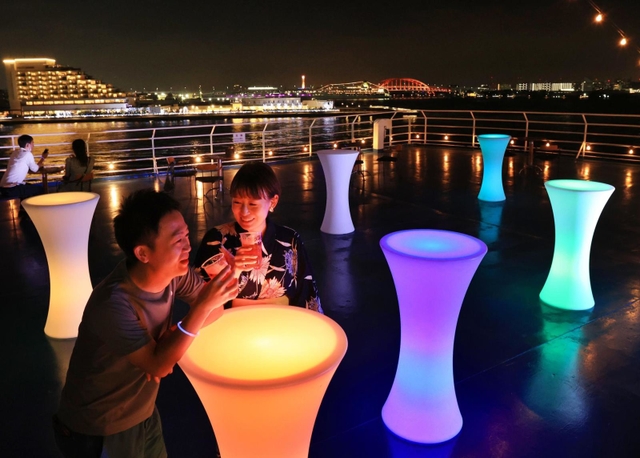 港の夜景に光の演出が映える甲板で楽しめるビアガーデン＝神戸市中央区の中突堤
