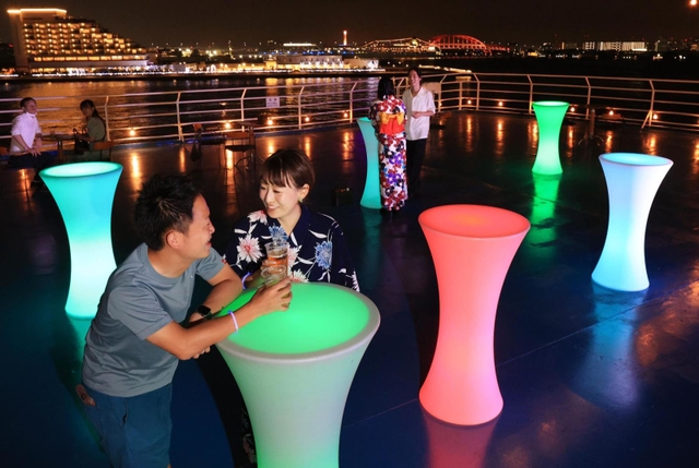 港の夜景に光の演出が映える甲板で楽しめるビアガーデン＝神戸市中央区の中突堤