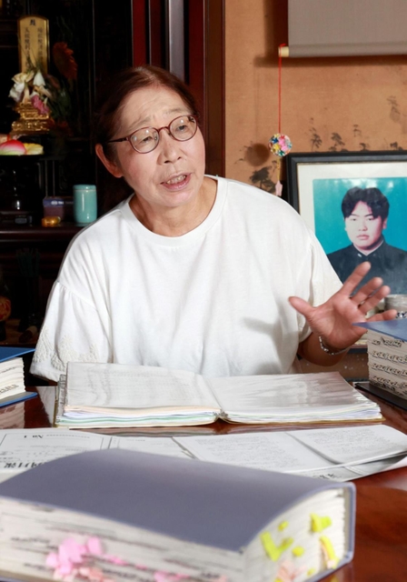 集団暴行事件で息子を失って２５年。長男聡至さんの遺影の前で話す高松由美子さん＝兵庫県稲美町印南（撮影・吉田敦史）