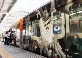  阪神甲子園球場１００周年を迎えるにあたり、運行されるラッピングトレイン。阪神タイガースをリーグ優勝に導いた星野仙一監督の姿も＝１日午前、西宮市、阪神甲子園駅（撮影・長嶺麻子）
