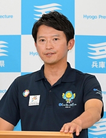 会見で質問に応じる斎藤元彦知事＝１日午前、神戸市中央区、兵庫県庁（撮影・秋山亮太）
