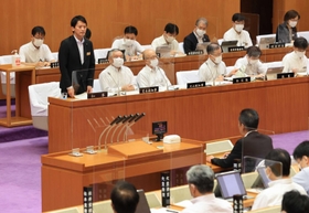 兵庫県議会定例会で就任後初めて答弁に立った斎藤元彦知事＝２０２１年９月２７日、県議会本会議場