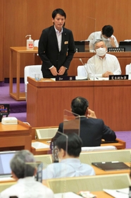 兵庫県議会定例会で就任後初めて答弁に立った斎藤元彦知事＝２０２１年９月２７日、県議会本会議場