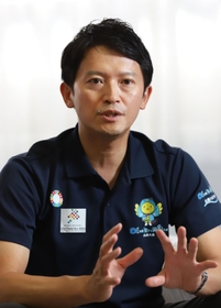 就任１年に合わせてインタビューに応じる斎藤元彦知事。「広い五国は魅力にあふれ、まだまだ伸びしろがある」と語った＝兵庫県庁（撮影・大森　武）
