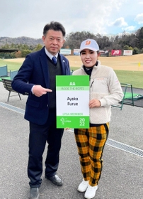 米ツアー挑戦権を得た古江彩佳と記念のボードを手に写真に収まる角谷真吾監督＝今年１月１８日、六甲国際ゴルフ倶楽部（角谷監督提供）