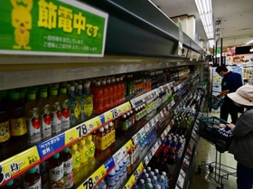 節電対策として、ペットボトル飲料を陳列するショーケースを消灯している＝神戸市兵庫区駅南通５