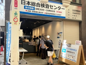 第６波に比べ、行列が少ない無料検査所＝２日午後、神戸市中央区元町通１