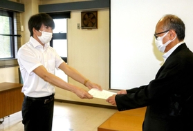 東洋開発工業所の友田公一社長（右）に要請書を手渡す梅田修作上郡町長＝大阪府豊能町