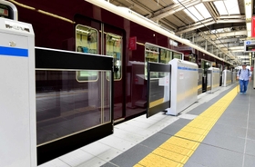 阪急神戸三宮駅に設置されているホーム柵＝神戸市中央区