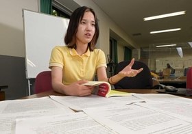 「胎内被爆者の声が切れてしまわないよう、いろんな人が関わり、その糸を太くしたい」と話す貞岩しずくさん＝西宮市上ケ原一番町、関学大（撮影・秋山亮太）