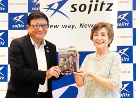 竹下景子さん（右）に漫画を手渡す藤本昌義社長＝東京都千代田区（撮影・永見将人）